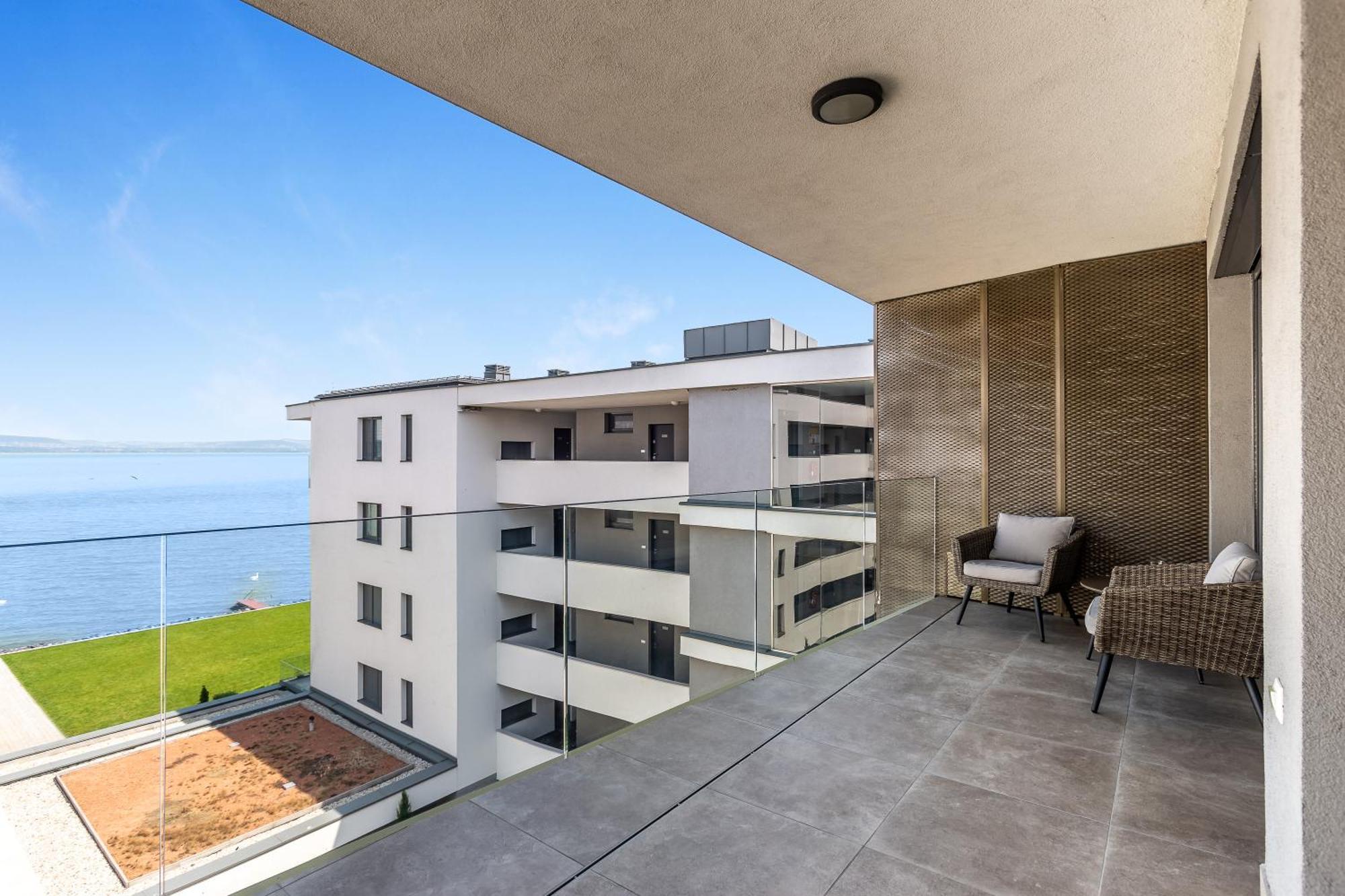 Lake Side Luxury Steps To The Lake Lela - Happy Rentals Балатонлеле Екстериор снимка