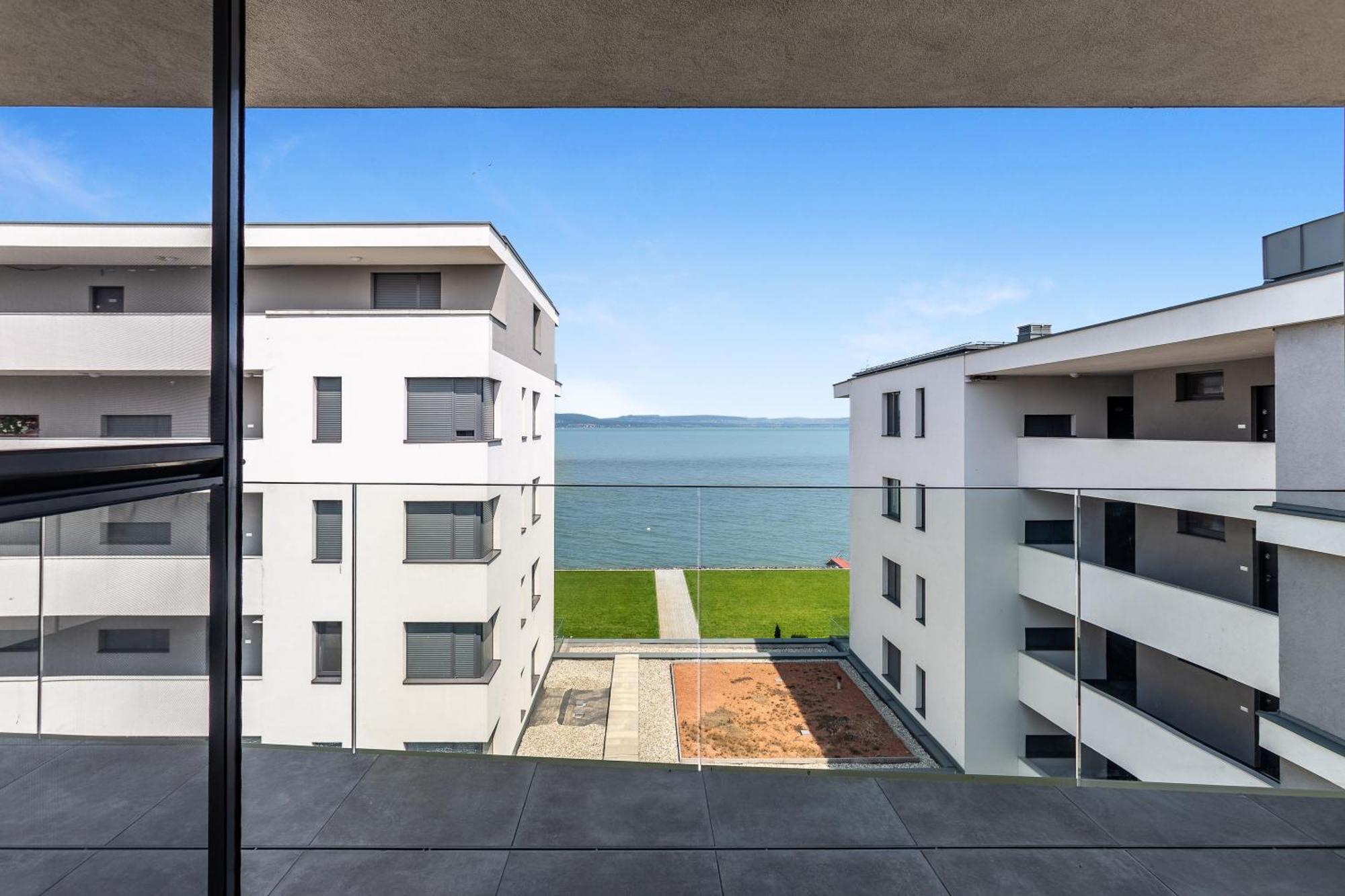 Lake Side Luxury Steps To The Lake Lela - Happy Rentals Балатонлеле Екстериор снимка