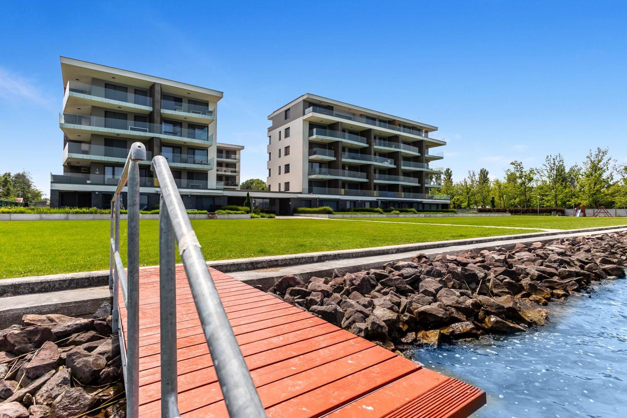 Lake Side Luxury Steps To The Lake Lela - Happy Rentals Балатонлеле Екстериор снимка