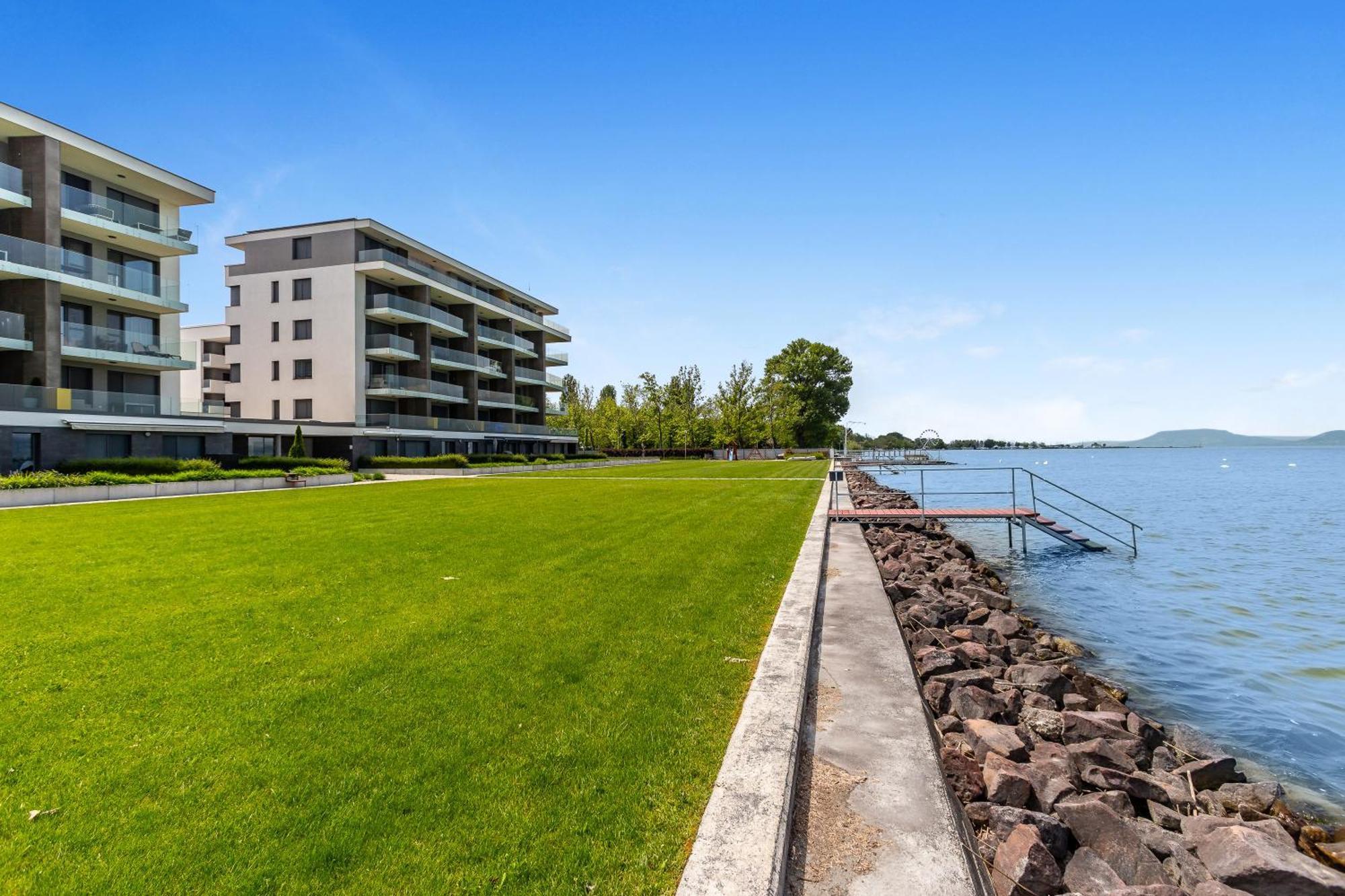 Lake Side Luxury Steps To The Lake Lela - Happy Rentals Балатонлеле Екстериор снимка